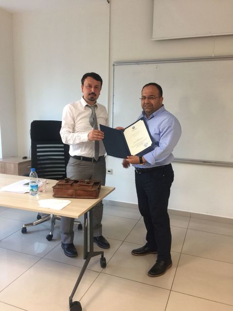 Marmara Üni. Türkiyat Araştırmaları Enstitüsü Bahar Seminerleri'nde yaptığı sunum dolayısıyla Enstitü Müdürü Prof. Dr. Okan Yeşilot'tan teşekkürname alırken (27.04.2018).