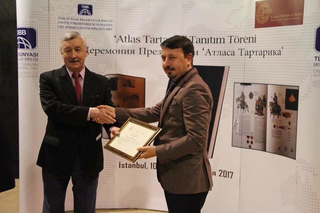 İ. Kemaloğlu Atlas Tartarica'nın Tanıtımında Tataristan Eğitim ve Bilim Bakanlığı'nın Teşekkürnamesini Ş. Mercani Tarih Ens. Başkanı R. Hakimov'dan Alırken, 10.10.2017.