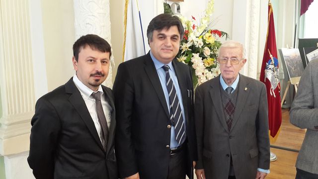Rusya Dışişleri Bakanlığı'na bağlı Diplomasi Akademisi'nde Başbakan Başmüşaviri G. Çetinsaya ve Moskova Şarkiyat Ens. Eski Başkanı M. Meyer ile birlikte (Moskova, 22 Nisan 2015)
