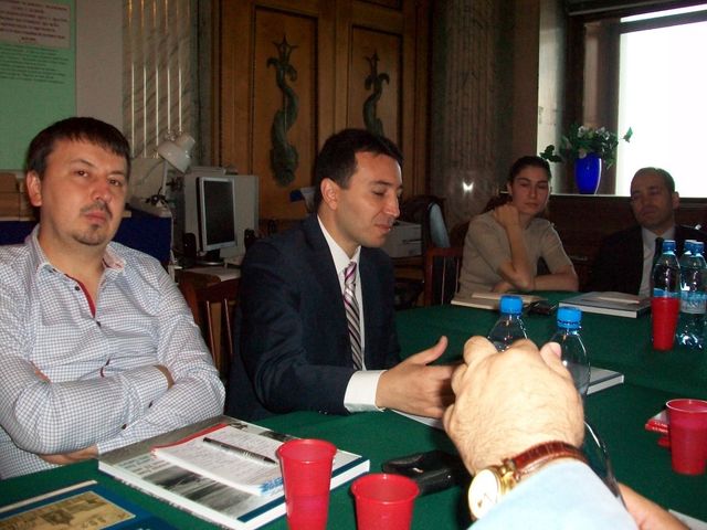 St. Petersburg El Yazmaları Ens. Türkoloji Sohbeti, 2013 (Kemaloğlu, TÜRKSOY Genel Sekreter Yardımcısı Doç. Dr. Fırat Purtaş ile birlikte)
