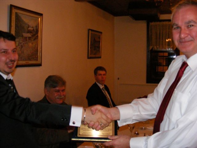 Türk Tarih Kurumu'nun ORSAM İle Ortaklaşa Düzenlediği Orta Doğu'ya Türk-Rus Bakışı Sempozyumu, Ankara, 4 Mart 2011 (Kemaloğlu, dönemin ORSAM Başkanı Hasan Kanbolat'tan katılım belgesi alırken)