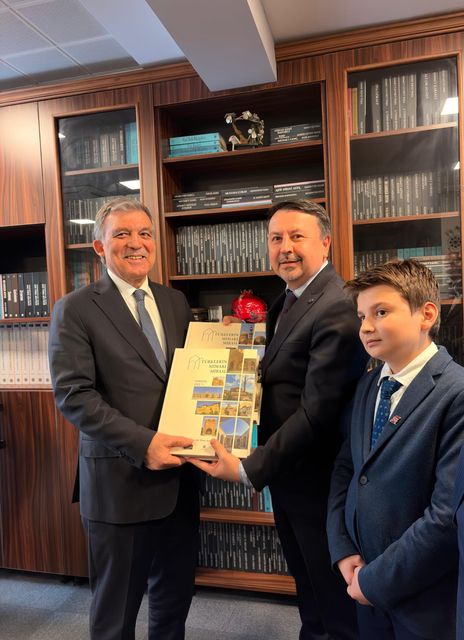 11. Cumhurbaşkanımız Abdullah Gül'e proje başkanlığını yaptığım Türklerin Mimari Mirası adlı kitapların takdimi (İstanbul, Mayıs 2026)